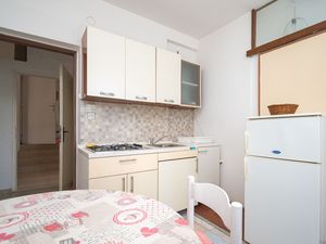 19127472-Ferienwohnung-4-Novalja-300x225-4