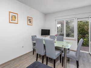 24003521-Ferienwohnung-8-Novi Vinodolski-300x225-3