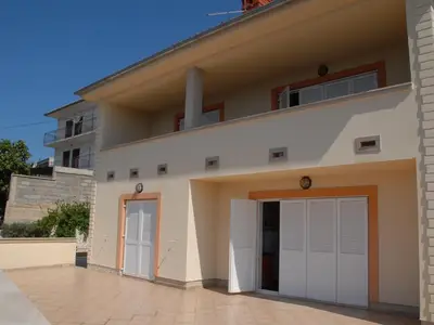 Ihr Apartment ist im ersten Stock und hat eine grosse überdachte Loggia (17 m2)