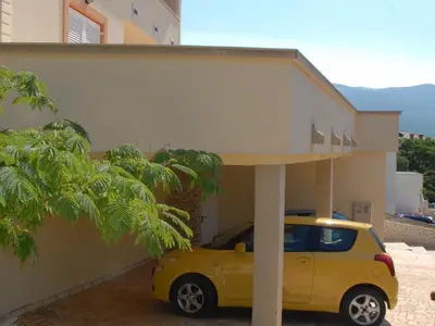 Parking (teilweise überdacht)