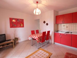 23778204-Ferienwohnung-4-Novigrad-300x225-5