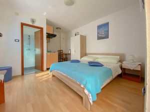 23294680-Ferienwohnung-2-Novigrad-300x225-4