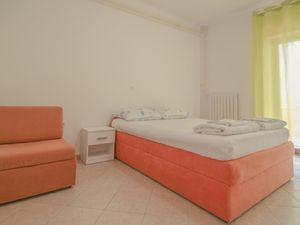 23349883-Ferienwohnung-6-Novigrad-300x225-3