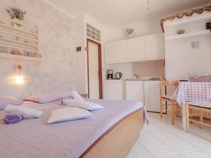 23393366-Ferienwohnung-2-Novigrad-300x225-2