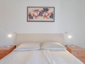 23297772-Ferienwohnung-6-Novigrad-300x225-1