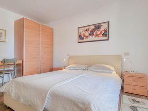 23297772-Ferienwohnung-6-Novigrad-300x225-2