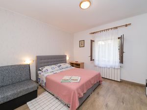 23939791-Ferienwohnung-2-Novigrad-300x225-4