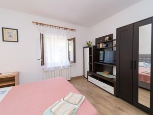 23939791-Ferienwohnung-2-Novigrad-300x225-5