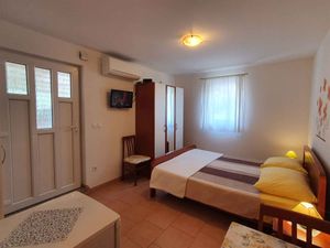 23776129-Ferienwohnung-2-Novigrad-300x225-4