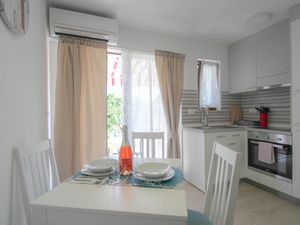 23297494-Ferienwohnung-3-Novigrad-300x225-2