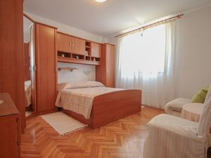 23297520-Ferienwohnung-4-Novigrad-300x225-5