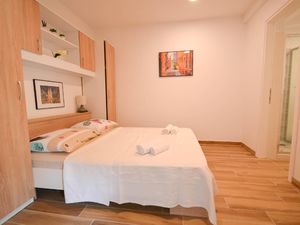 23280016-Ferienwohnung-4-Novigrad-300x225-3