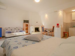 23350147-Ferienwohnung-2-Novigrad-300x225-4