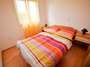 23280047-Ferienwohnung-3-Novigrad-300x225-1