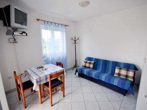 23280047-Ferienwohnung-3-Novigrad-300x225-3