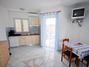 23280047-Ferienwohnung-3-Novigrad-300x225-5