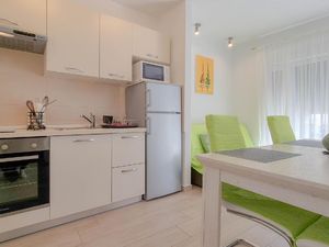 23297832-Ferienwohnung-4-Novigrad-300x225-3