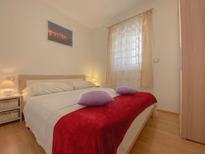 23297835-Ferienwohnung-6-Novigrad-300x225-2