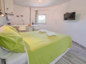 23297956-Ferienwohnung-2-Novigrad-300x225-4