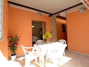 23941575-Ferienwohnung-4-Novigrad-300x225-1