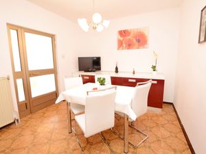 23941575-Ferienwohnung-4-Novigrad-300x225-3