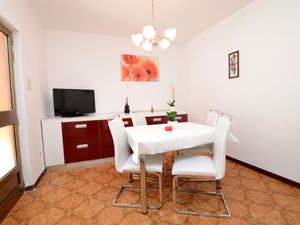 23941575-Ferienwohnung-4-Novigrad-300x225-5