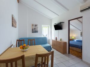 18322823-Ferienwohnung-5-Novigrad-300x225-3