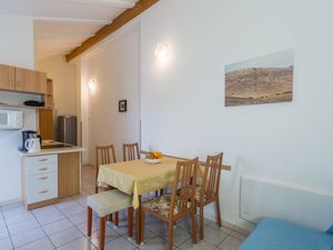 18322823-Ferienwohnung-5-Novigrad-300x225-4