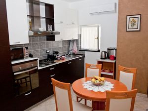 23926824-Ferienwohnung-4-Novigrad-300x225-4