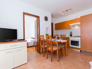 18322620-Ferienwohnung-4-Novigrad-300x225-3