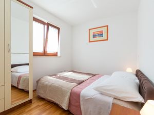 18322620-Ferienwohnung-4-Novigrad-300x225-5