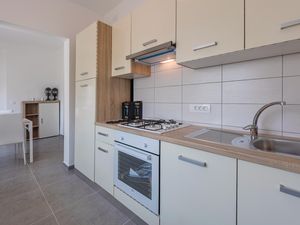 23734859-Ferienwohnung-4-Novigrad-300x225-2