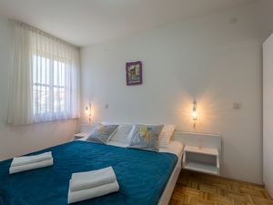 18689524-Ferienwohnung-4-Novigrad-300x225-5