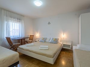 22314189-Ferienwohnung-4-Novigrad-300x225-0