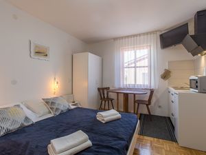 22314193-Ferienwohnung-4-Novigrad-300x225-4