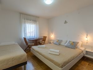 22314189-Ferienwohnung-4-Novigrad-300x225-5