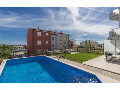 PoolOfHouse