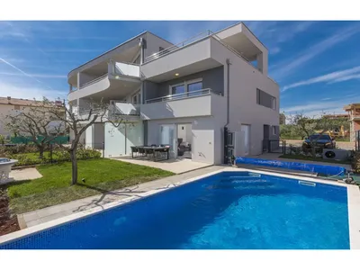 PoolOfHouse