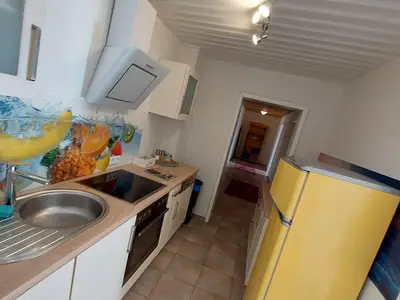 Küche mit Durchgang zum Flur