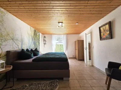Zimmer Wald mit Blick auf die Terrasse