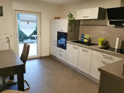 Küche mit Zugang zur Terrasse