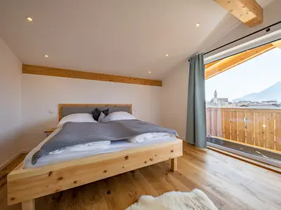 Schlafzimmer mit Zirbenbett