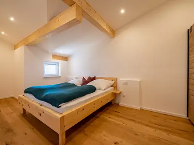 Schlafzimmer mit Zirbenbett