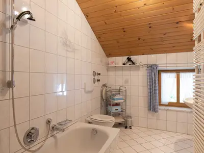 Bad mit Badewanne in der Wendelstein-FW