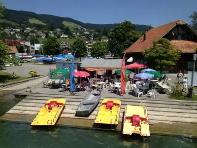 Seeplatz mit Bootverleih und Pedalovermietung Oberägeri