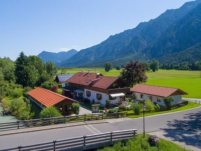 Außenansicht des Gebäudes. Ferienwohnungen Hofer - Zugspitzland