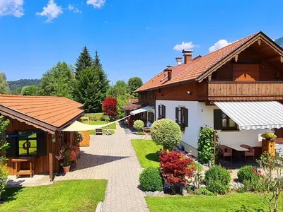 Außenansicht des Gebäudes. Ferienwohnungen Hofer - Zugspitzland