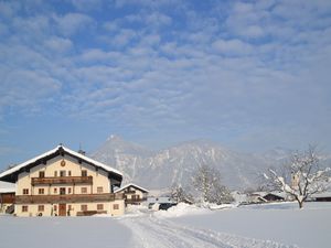 Lainthalerhof mit Bergpanorama im Winter