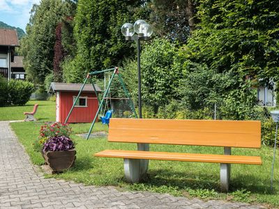 Ferienwohnanlage-Oberaudorf-Gemeinschaftsflächen-Garten-Bank-mit-Schaukel