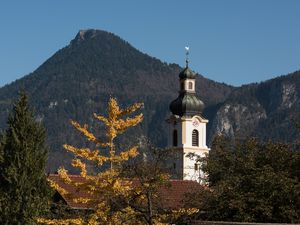 Kirchturm der Niederaudorfer Kirche mit Blick auf das Kranzhorn
